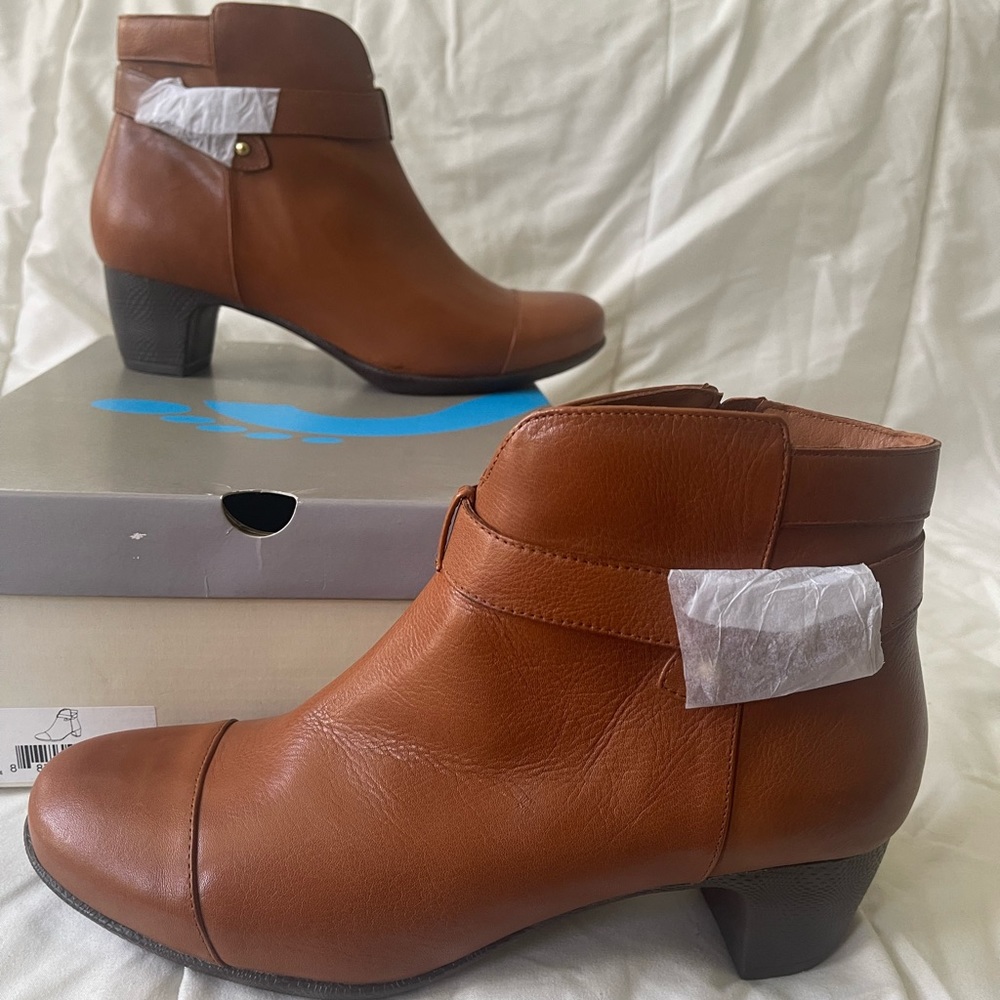 NWT Soft Walk Ivanhoe ankle boot 10W